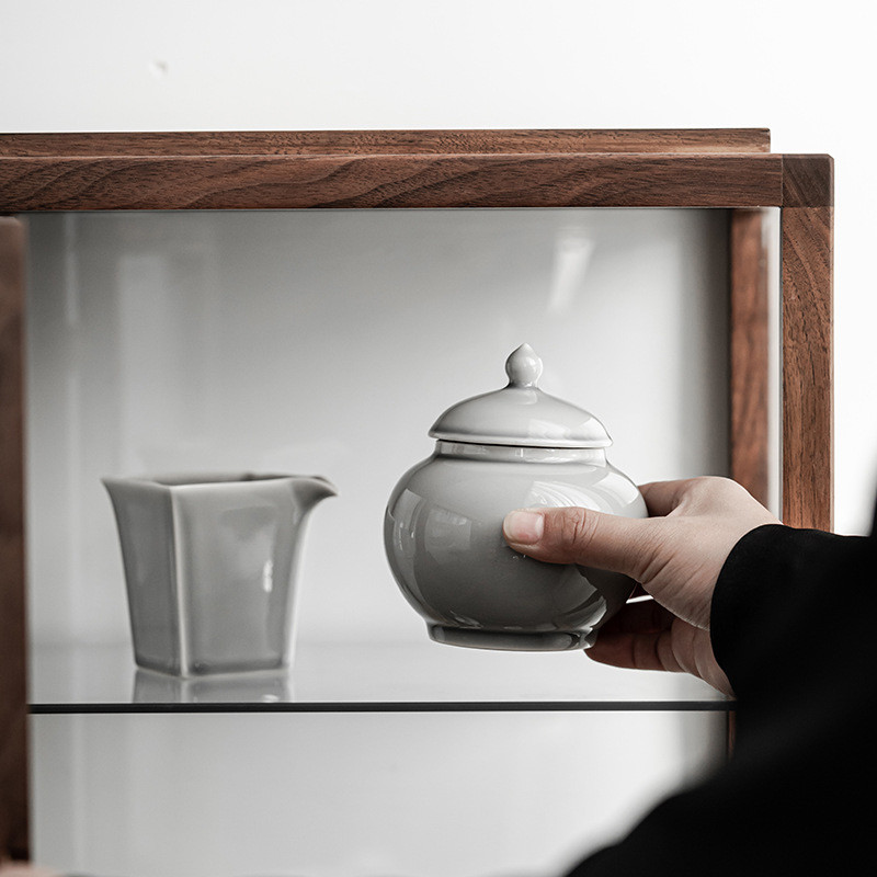 Mājdzīvnieku urna, dzīvnieku urna, kremācija, kaķu urna, suņu urna, mitrumizturīgas uzglabāšanas tvertnes, celadon ledus pelēkā glazūra, zāle pelēka