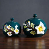 Mājdzīvnieku urnas, Roku formas ziedi, keramikas urnas, kaķu urnas, suņu urnas, aizzīmogotas burkas, grebti suvenīru rotājumi, kremācijas pelnu burkas