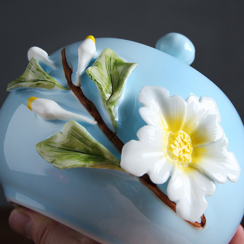 Mājdzīvnieku urnas, Roku formas ziedi, keramikas urnas, kaķu urnas, suņu urnas, aizzīmogotas burkas, grebti suvenīru rotājumi, kremācijas pelnu burkas