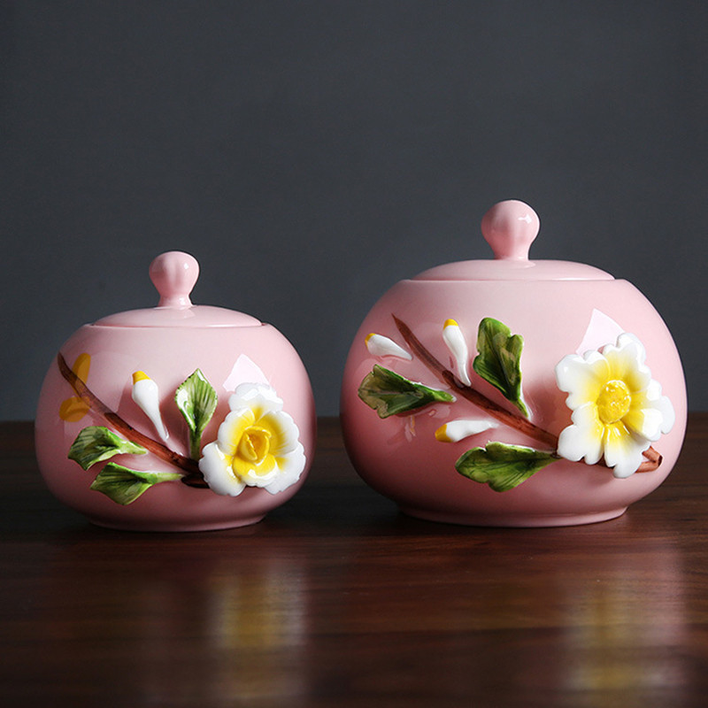 Mājdzīvnieku urnas, Roku formas ziedi, keramikas urnas, kaķu urnas, suņu urnas, aizzīmogotas burkas, grebti suvenīru rotājumi, kremācijas pelnu burkas