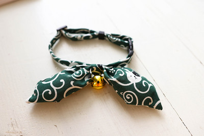 Japāņu modes mājdzīvnieku suņu kaklasiksnas liela tauriņa kaklasaites audums kaķa kakla aksesuāri gredzenu zvans pret pazaudēšanu regulējama kucēnu mājdzīvnieku kaklarota