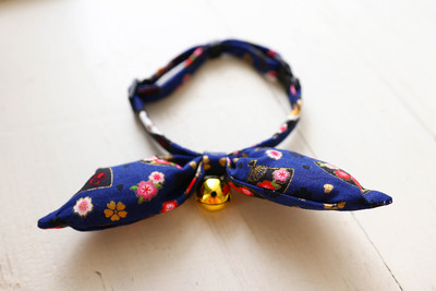 Japāņu modes mājdzīvnieku suņu kaklasiksnas liela tauriņa kaklasaites audums kaķa kakla aksesuāri gredzenu zvans pret pazaudēšanu regulējama kucēnu mājdzīvnieku kaklarota