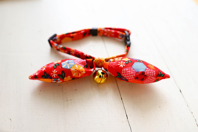 Japāņu modes mājdzīvnieku suņu kaklasiksnas liela tauriņa kaklasaites audums kaķa kakla aksesuāri gredzenu zvans pret pazaudēšanu regulējama kucēnu mājdzīvnieku kaklarota