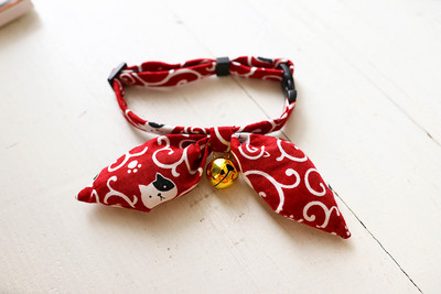 Japāņu modes mājdzīvnieku suņu kaklasiksnas liela tauriņa kaklasaites audums kaķa kakla aksesuāri gredzenu zvans pret pazaudēšanu regulējama kucēnu mājdzīvnieku kaklarota