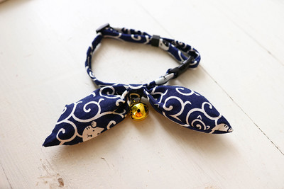 Japāņu modes mājdzīvnieku suņu kaklasiksnas liela tauriņa kaklasaites audums kaķa kakla aksesuāri gredzenu zvans pret pazaudēšanu regulējama kucēnu mājdzīvnieku kaklarota