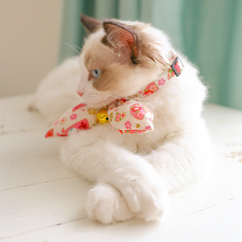 Japāņu modes mājdzīvnieku suņu kaklasiksnas liela tauriņa kaklasaites audums kaķa kakla aksesuāri gredzenu zvans pret pazaudēšanu regulējama kucēnu mājdzīvnieku kaklarota