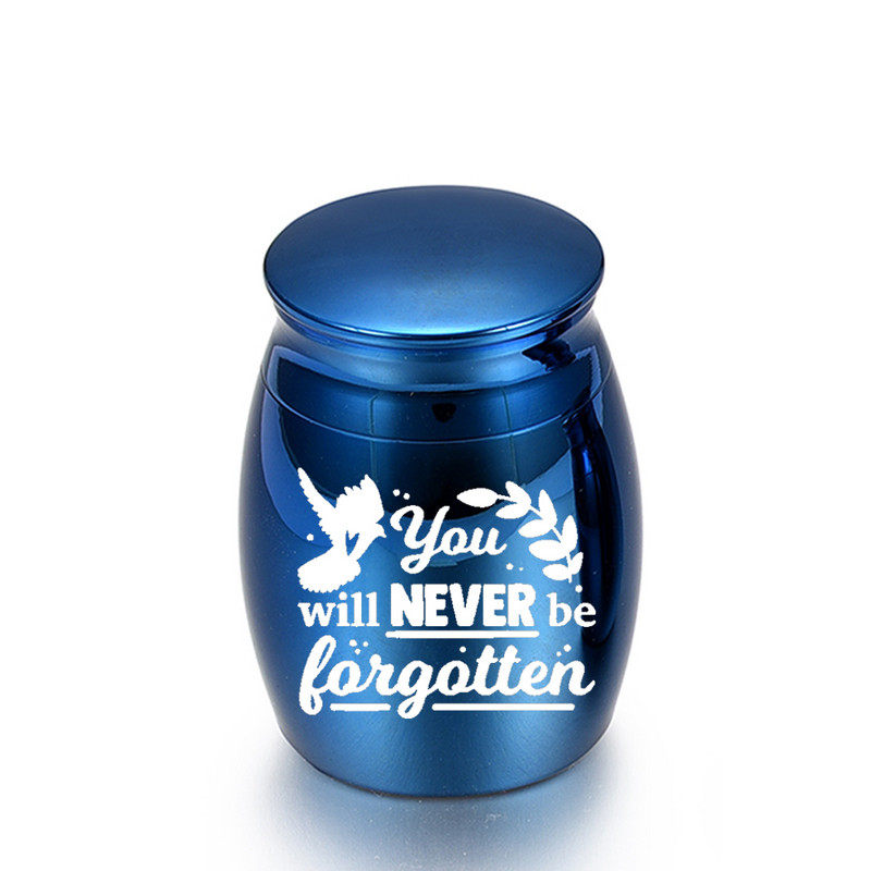 Tuha tuhastamise ehted mälestusmärk tuhastamisurn nikerdatud väikese linnumustriga tuhaurn inimese või lemmiklooma mälestuseks