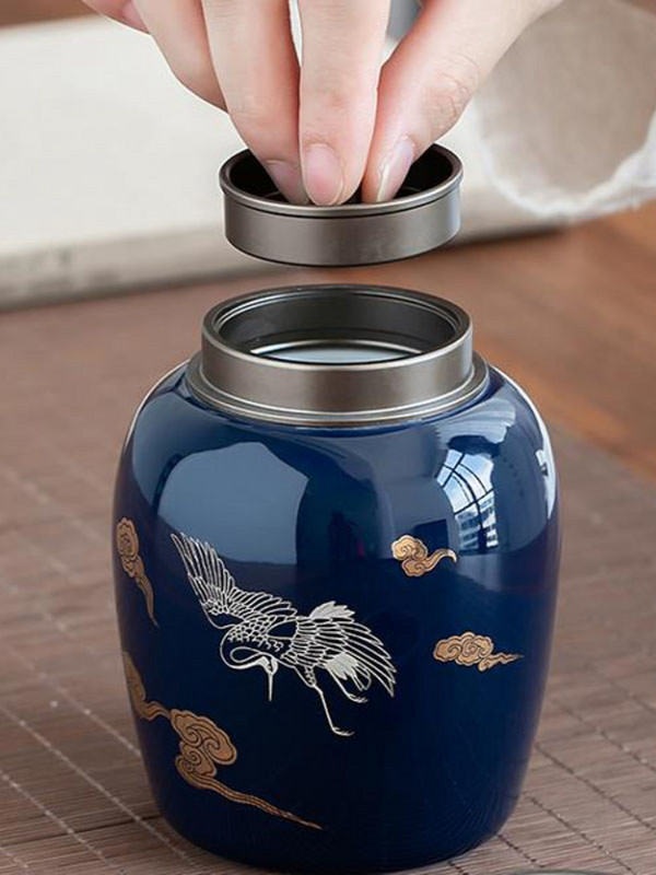Apbedīšanas kremācijas urnas mazo mājdzīvnieku pelniem un piemiņas ar rokām apgleznota keramika Aizzīmogota burka — apbedīšanas urnas mājās
