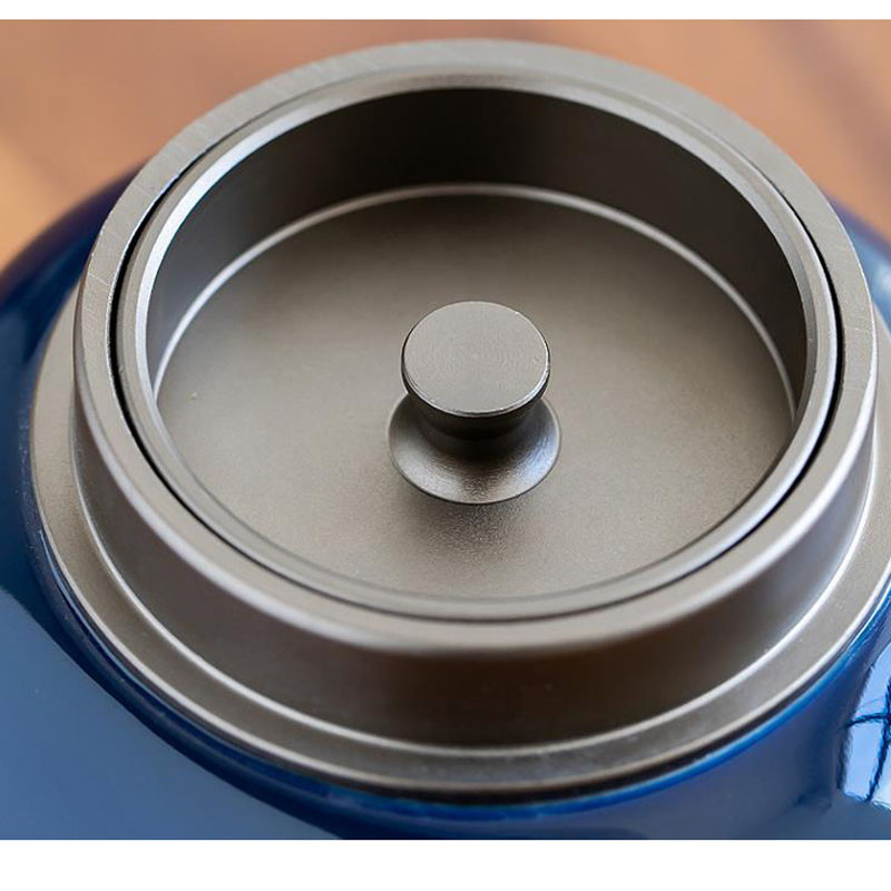 Apbedīšanas kremācijas urnas mazo mājdzīvnieku pelniem un piemiņas ar rokām apgleznota keramika Aizzīmogota burka — apbedīšanas urnas mājās