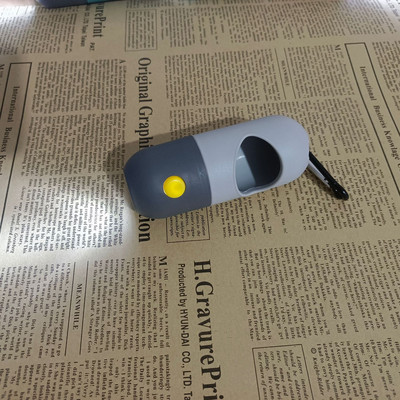 Suņu izkārnījumu maisiņu dozators ar LED apgaismojumu mājdzīvnieku kaķu savākšanas atkritumu maisiņu turētājs āra mājdzīvnieku piederumiem, pārnēsājamu atkritumu maisu organizators