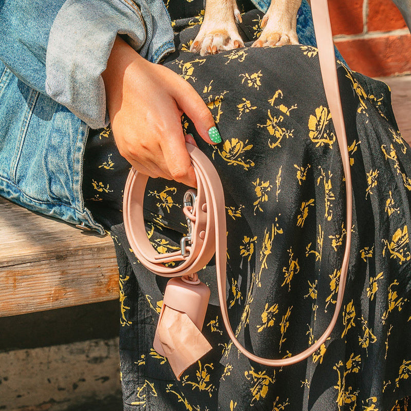 Atkārtoti lietojams dozators suņu izkārnījumu maisiņu turētājam ceļojumu pastaigām parkā un āra lietošanai Izturīgi kucēnu mājdzīvnieku tīrīšanas piederumi