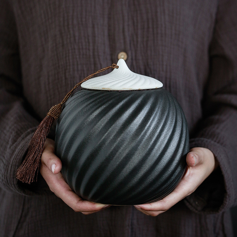 Urna za kremiranje - Pogrebna urna za kućne ljubimce - Izrađena od keramike Ručno oslikana - Prikazana pogrebna urna kod kuće ili u niši u Columbariumu