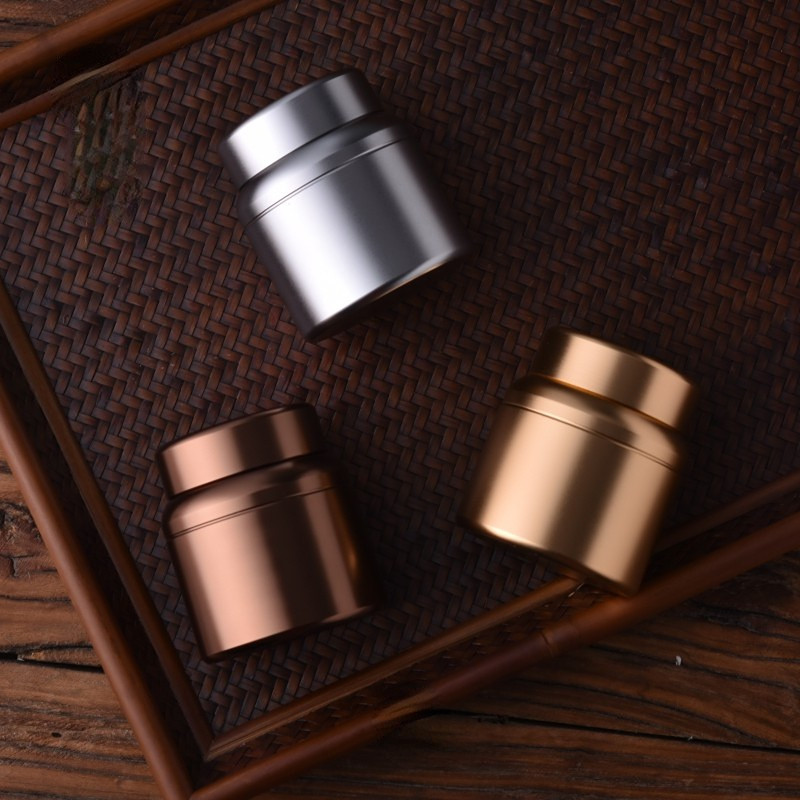 Prijenosna zatvorena posuda od nehrđajućeg čelika Ti-Al legura mala je prijenosna posuda za kreativno pohranjivanje i posuda za pepeo od dlaka kućnih ljubimaca.