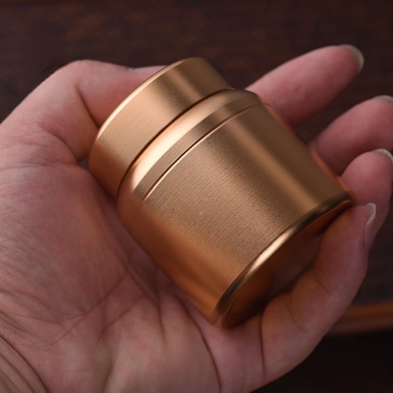 Prijenosna zatvorena posuda od nehrđajućeg čelika Ti-Al legura mala je prijenosna posuda za kreativno pohranjivanje i posuda za pepeo od dlaka kućnih ljubimaca.