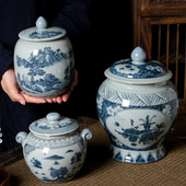 Kremācijas urna — apbedīšanas urna mājdzīvniekam — izgatavota no keramikas un ar rokām apgleznota — Apbedīšanas urna tiek rādīta mājās vai kolumbārijas nišā