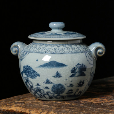 Kremācijas urna — apbedīšanas urna mājdzīvniekam — izgatavota no keramikas un ar rokām apgleznota — Apbedīšanas urna tiek rādīta mājās vai kolumbārijas nišā