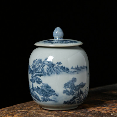 Kremācijas urna — apbedīšanas urna mājdzīvniekam — izgatavota no keramikas un ar rokām apgleznota — Apbedīšanas urna tiek rādīta mājās vai kolumbārijas nišā