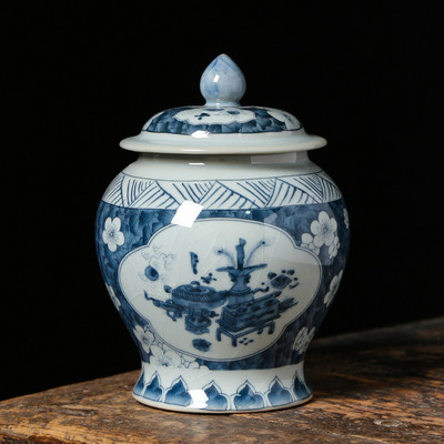 Kremācijas urna — apbedīšanas urna mājdzīvniekam — izgatavota no keramikas un ar rokām apgleznota — Apbedīšanas urna tiek rādīta mājās vai kolumbārijas nišā