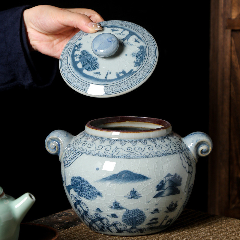 Kremācijas urna — apbedīšanas urna mājdzīvniekam — izgatavota no keramikas un ar rokām apgleznota — Apbedīšanas urna tiek rādīta mājās vai kolumbārijas nišā