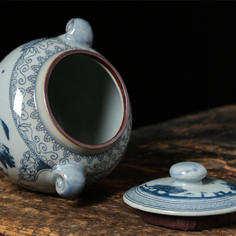 Kremācijas urna — apbedīšanas urna mājdzīvniekam — izgatavota no keramikas un ar rokām apgleznota — Apbedīšanas urna tiek rādīta mājās vai kolumbārijas nišā