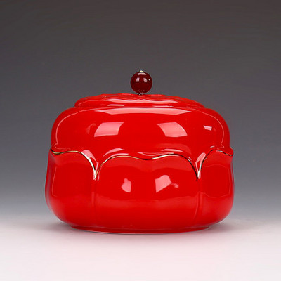 Kremācijas urna — apbedīšanas urna mājdzīvniekam — izgatavota no keramikas un ar rokām apgleznota — Apbedīšanas urna tiek rādīta mājās vai kolumbārijas nišā