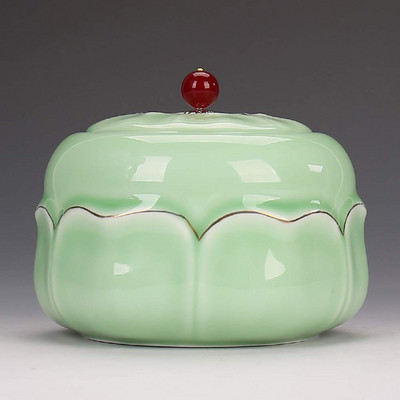 Kremācijas urna — apbedīšanas urna mājdzīvniekam — izgatavota no keramikas un ar rokām apgleznota — Apbedīšanas urna tiek rādīta mājās vai kolumbārijas nišā