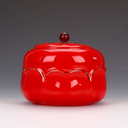 Kremācijas urna — apbedīšanas urna mājdzīvniekam — izgatavota no keramikas un ar rokām apgleznota — Apbedīšanas urna tiek rādīta mājās vai kolumbārijas nišā