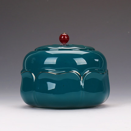 Kremācijas urna — apbedīšanas urna mājdzīvniekam — izgatavota no keramikas un ar rokām apgleznota — Apbedīšanas urna tiek rādīta mājās vai kolumbārijas nišā