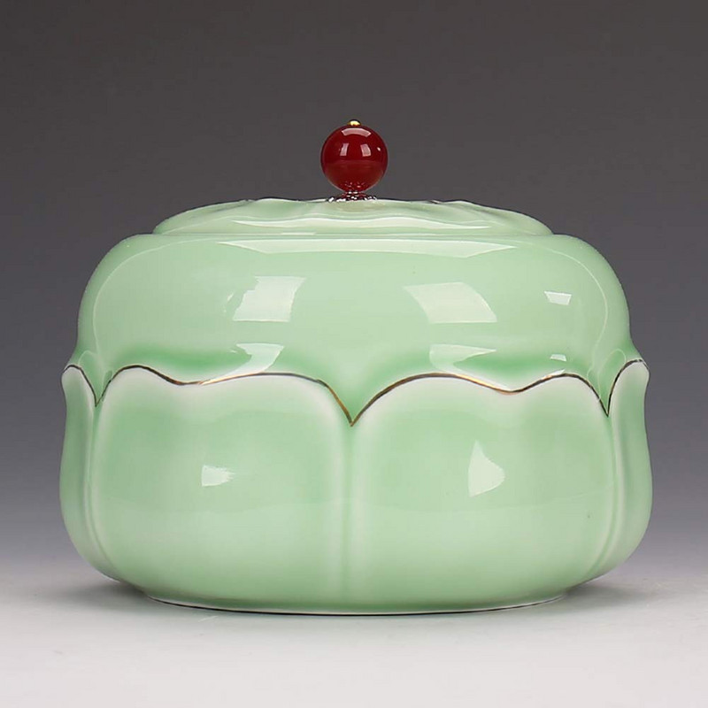 Kremācijas urna — apbedīšanas urna mājdzīvniekam — izgatavota no keramikas un ar rokām apgleznota — Apbedīšanas urna tiek rādīta mājās vai kolumbārijas nišā