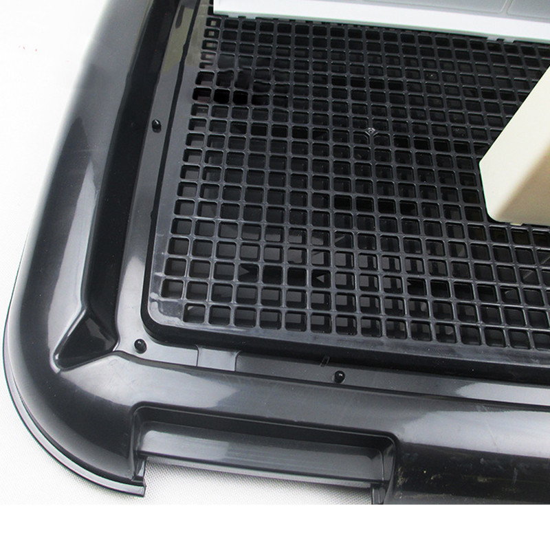 Dviejų sluoksnių naminių gyvūnėlių tinklelio tualeto kolonėlė su sieniniu vandeniu atspariu šuniuko šuniuko lovos indu, nešiojamu plokščiu naminių šunų tualeto mokomuoju padėklu