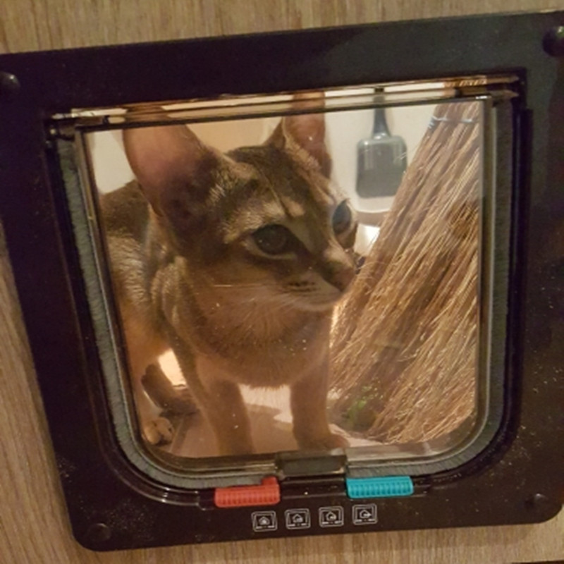 Suņa kaķa atloka durvis ar četrvirzienu slēdzeni Mājas kaķa vārtu drošības atloka durvis dzīvniekiem Plastmasas mazi suņu vārti Kaķu vārti mājdzīvnieku durvju vārti