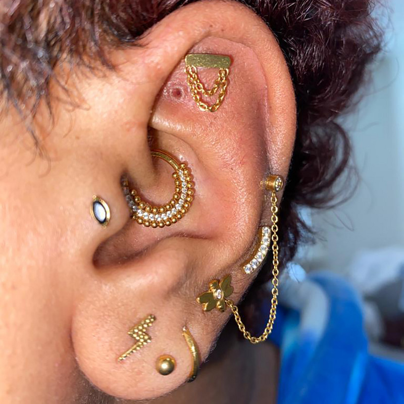 Desni veliki ASTM F136 dvostruki lančići od titana, naušnica s šipkom s kićankama, naušnica s unutarnjim navojem Helix hrskavica Tragus Monroe piercing