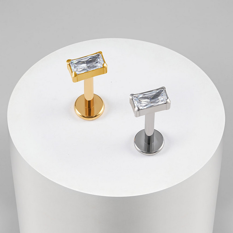 Right Grand ASTM F136 Titanium Baguette CZ Labret Flat Back Stud Naušnica Helix Hrskavica Tragus Lobe Piercing za uho