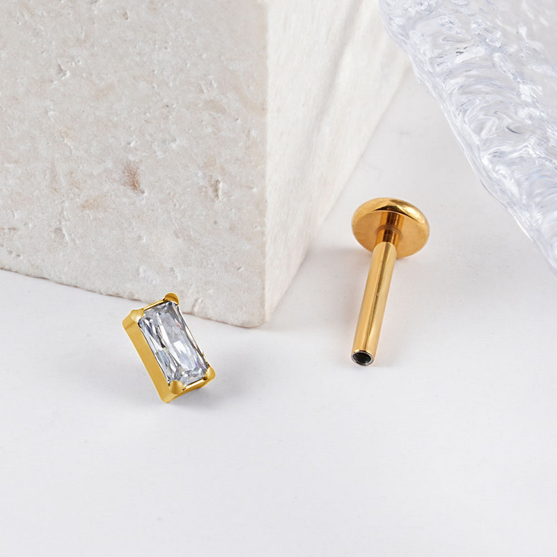 Right Grand ASTM F136 Titanium Baguette CZ Labret Flat Back Stud Naušnica Helix Hrskavica Tragus Lobe Piercing za uho