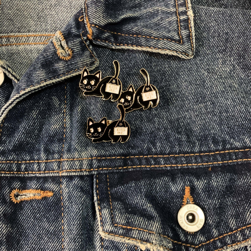 Crtani slatka životinja Crna mačka Emajl Broš Zabavno mače Poljubi me Značka od legure Torba za odjeću Igla Nakit Poklon za prijatelje