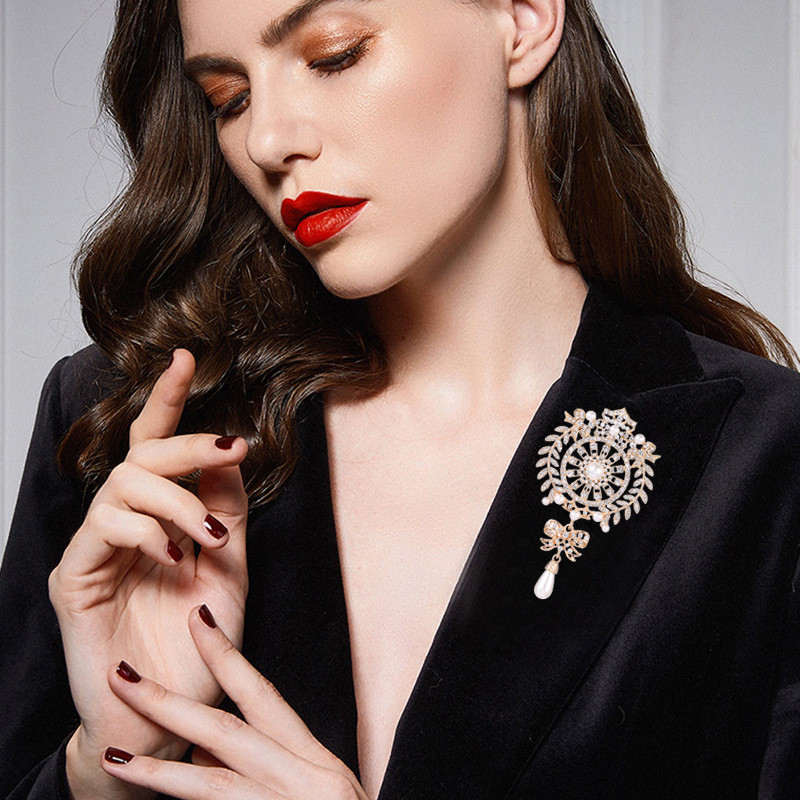 Zelta krāsas Rhinestone kristāla ziedu saktas sievietēm Modes pilienu pērļu saktas piespraudes Kāzu līgavas ballītes šarms, rotaslietas dāvanas