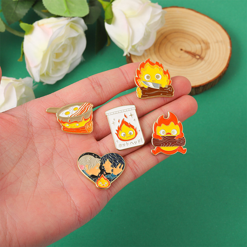 Calcifer Emajl Pin Custom Fire Elf Japanski anime broševi Anime broš značka za rever Crtić Nakit Poklon za djecu Prijatelji