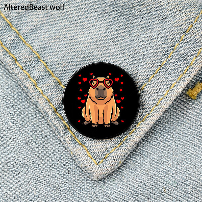 Capybara pliva Crtana igla Prilagođeni smiješni broševi Torba na rever košulje Slatka značka Crtane emajlirane igle za ljubavnice prijateljice