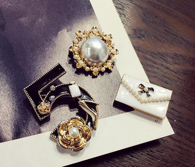 Balts, melns Camellia saktas komplekts sievietēm Apģērbs Bow Camellia Flower Nr.5 Pin Channel Rotaslietas Vintage sprādze