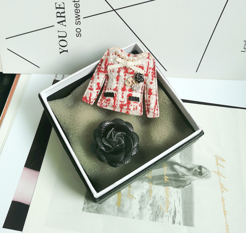 Balts, melns Camellia saktas komplekts sievietēm Apģērbs Bow Camellia Flower Nr.5 Pin Channel Rotaslietas Vintage sprādze