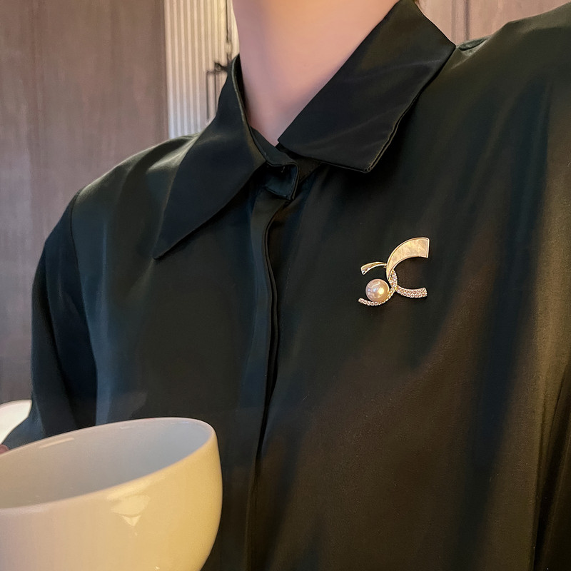Francuski retro klasični C broš Slatka kreativna modna ženska biserna igla Visokokvalitetni temperamentni elegantni odjevni dodaci
