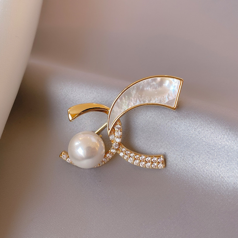 Francuski retro klasični C broš Slatka kreativna modna ženska biserna igla Visokokvalitetni temperamentni elegantni odjevni dodaci