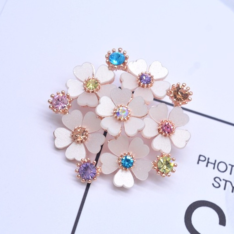 Elegantas baltas sveķu ziedu piespraudes Daudzkrāsu kalnu strēles ziedu piespraudes Sieviešu Kāzu rotaslietu aksesuāri drēbju piespraude