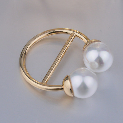 Novi modni biserni broševi u obliku srca za žene okrugli šal šal prsten fiksna odjeća gumb za maramu luksuzni nakit dodaci