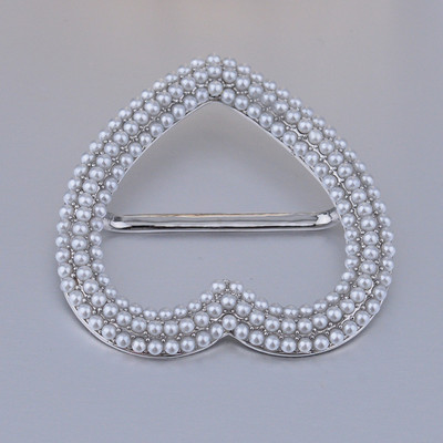 Novi modni biserni broševi u obliku srca za žene okrugli šal šal prsten fiksna odjeća gumb za maramu luksuzni nakit dodaci