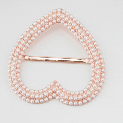 Novi modni biserni broševi u obliku srca za žene okrugli šal šal prsten fiksna odjeća gumb za maramu luksuzni nakit dodaci