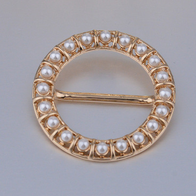 Novi modni biserni broševi u obliku srca za žene okrugli šal šal prsten fiksna odjeća gumb za maramu luksuzni nakit dodaci