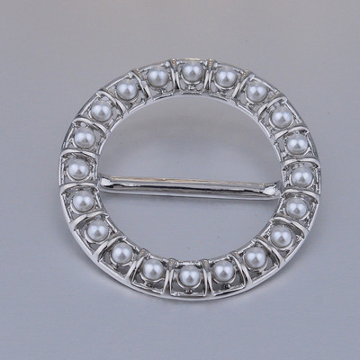 Novi modni biserni broševi u obliku srca za žene okrugli šal šal prsten fiksna odjeća gumb za maramu luksuzni nakit dodaci