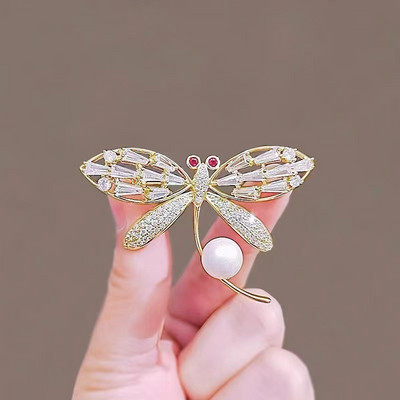 Novi modni broš s kristalnim cvijetom Leptir Pčela Značka s kukcem Igle za revere Odijelo Korsaž Luksuzni broševi za ženske dodatke