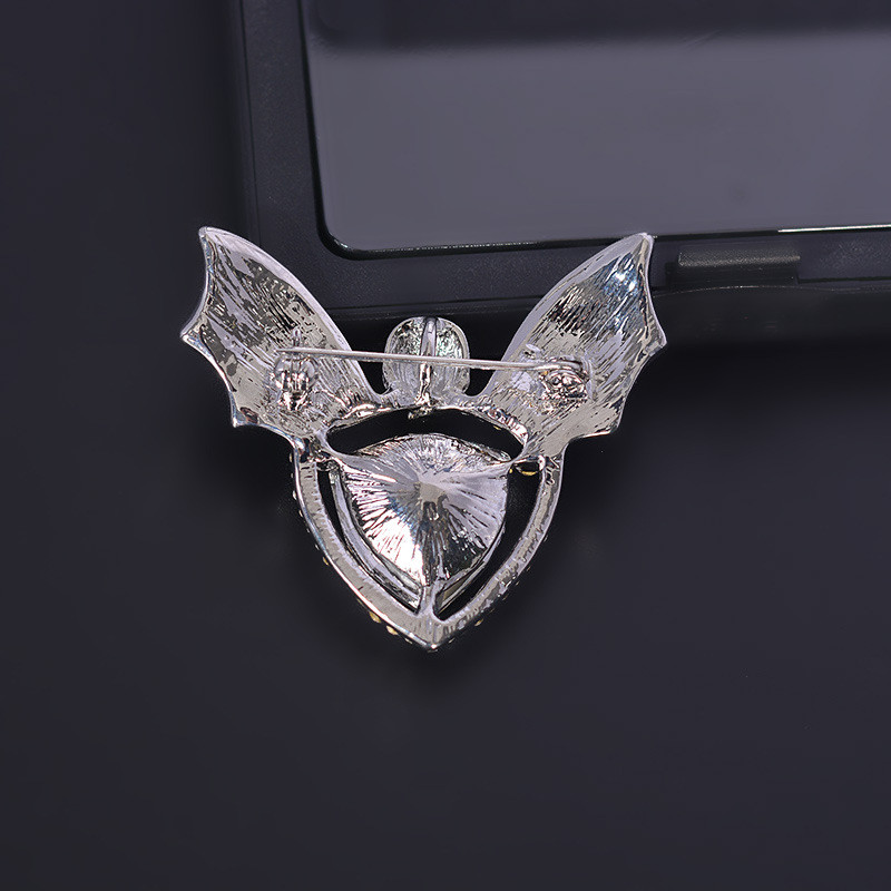 Panka stila kristāla galvaskausa piespraude Vintage kalnu kalnu spārnu nozīmīte atloka piespraudes sievietēm vīriešiem Aksesuāri Helovīna saktas dāvanas